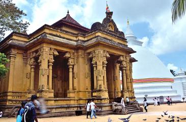 The main temple building of Kelaniya Raja Maha Vihara and the large white Dagoba.