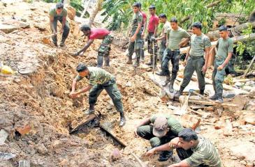 Security Forces personnel continue search operations at Meetotamulla. PIC: SULOCHANA GAMAGE