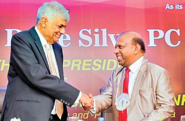 Premier Ranil Wickremesinghe congratulates U.R. De Silva PC, on his induction as BASL President for 2017/2018 (Pic: Chinthaka Kumarasinghe)