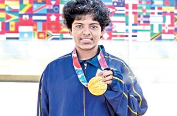 Hasini shows her gold medal  