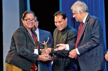 Dr. Samantha Nanayakkara receiving her award