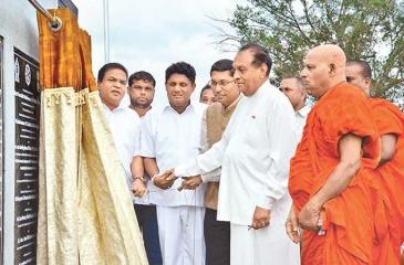 Speaker Karu Jayasuriya and Housing Minister Sajith Premadasa at the ceremony to lay the foundation stone for the Ven. Maduluwawe Sobitha Thero village in the Anuradhapura District in May 2018