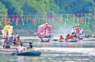 DEVOTIONAL PADDLE: The fleet of canoes return to Kotabe   