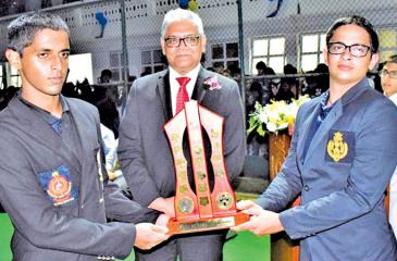S Thomas’ College skipper RH Rambukpotha (left) and Royal College captain Sachithra Malshan (right) receiving the Orville Abeynaike Memorial Trophy from the chief guest Sanjay Perera, Senior Vice President – Retail & Network Management of National Development Bank (NDB)  Pic Herbert Perera