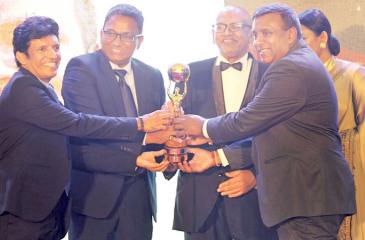 SLT SILK Lifetime Achievement Award for outstanding Contribution to Sports Journalism – Dinesh Weerawansa, presented by ace formula driver Dilantha Malagamuwa