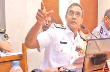 Admiral Piyal de Silva delivers the presentation on Application on Sun Tzue’s principles in maritime warfare at the NDU
