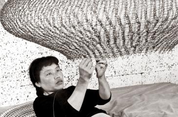 Portrait of Ruth Asawa forming a looped-wire sculpture, 1957. Photo by Imogen Cunningham. © 2019 Imogen Cunningham Trust. Courtesy of the Imogen Cunningham Trust