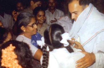  A moment before former Indian Prime Minister Rajiv Gandhi being killed by an LTTE suicide bomber