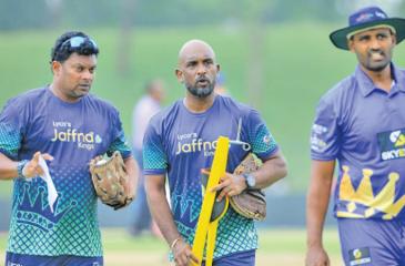 Mario Villavarayen the trainer and fast bowling coach of Jaffna Kings (centre) with head coach Thilina Kandambi (left) and skipper Thisara Perera during a training session at Hambantota (Pic SLC)