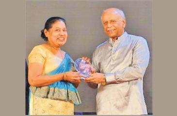 Suneetha Wijesuriya receives her award that was announced at the 44th Chess Olympiad in Chennai, India from Prime Minister Dinesh Gunawardena at Temple Trees in Colombo