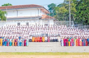 Students who got A9s with the Principal, board of adminstration and O/L teachers. Pics By Nishanka Wijeratne 