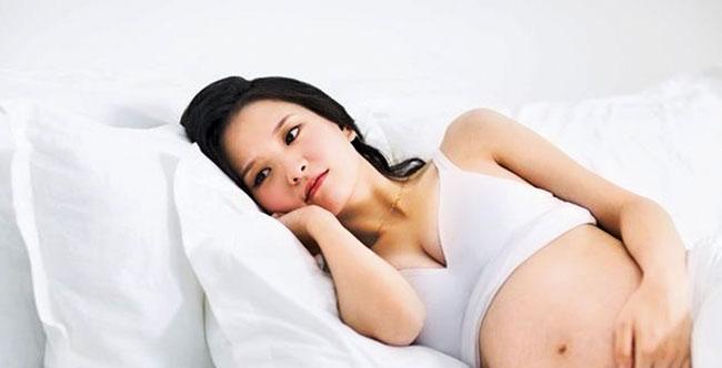 Pregnant woman lying in bed