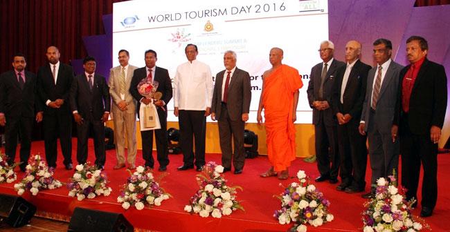 The chief guest of the Tourism Leaders’ Summit and International Symposium, Minister of Tourism Development and Christian Religious Affairs, Minister John Amarathunga (6th from left), Guest of Honour Chairman of Sri Lanka Tourism, P. M. Withana (4th from right), Vice Chancellor of the University of Colombo, Prof. Lakshman Dissanayaka (7th from left), Vice Chancellor, Indira Gandhi State University, India, Prof. S. P. Bansal (4th from left) and invitees who participated.