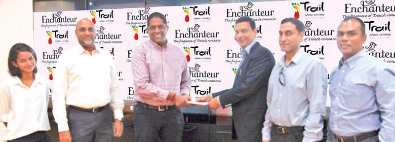 Mr.Anil - Gautam, Business Head Wipro UNZA, handing over the silver sponsorship contribution to Mr. Nathan Sivagananathan- Co-founder of Trail. Also in the picture are Mr. Ravi Katoch, Country Manager - Sri Lanka, Wipro Enterprises (P) Ltd, Mr. Udaya Nissanka, Managing Director of U T N Trading Company (Pvt) Ltd, and Mr. Tony Suppiah, Export Manger, Wipro Unza.