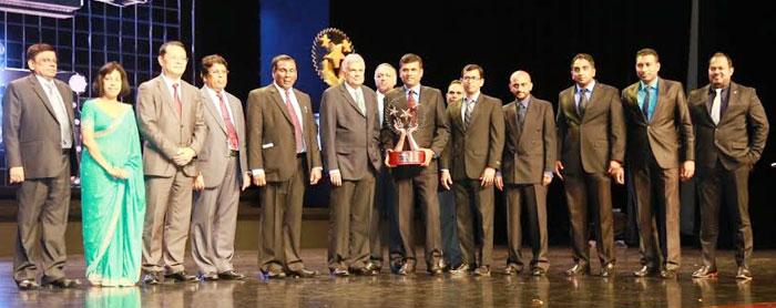 A&E Lanka Managing Director, Priyantha Aluthwatte receives the NOSHE award from Prime Minister Ranil Wickremesinghe.