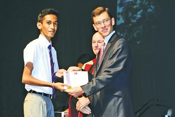 Tharun Dharmawickrema receiving the the Best Performance at IGCSE May/June 2016 from chief guest, James Dauris