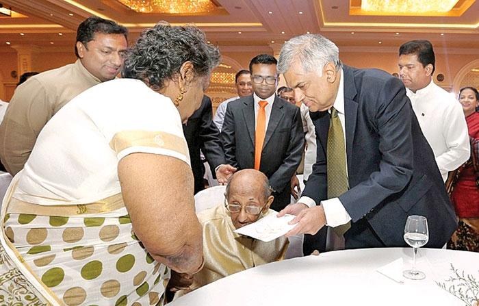 Dr. Lester James Peries felicitated by the Sri Lankan Premier, watched by Mrs Sumithra Peries, Ministers Gayantha Karunathilaka, Akila Viraj Kariyawasam and Deputy Minister Karunaratne Paranavithana. 