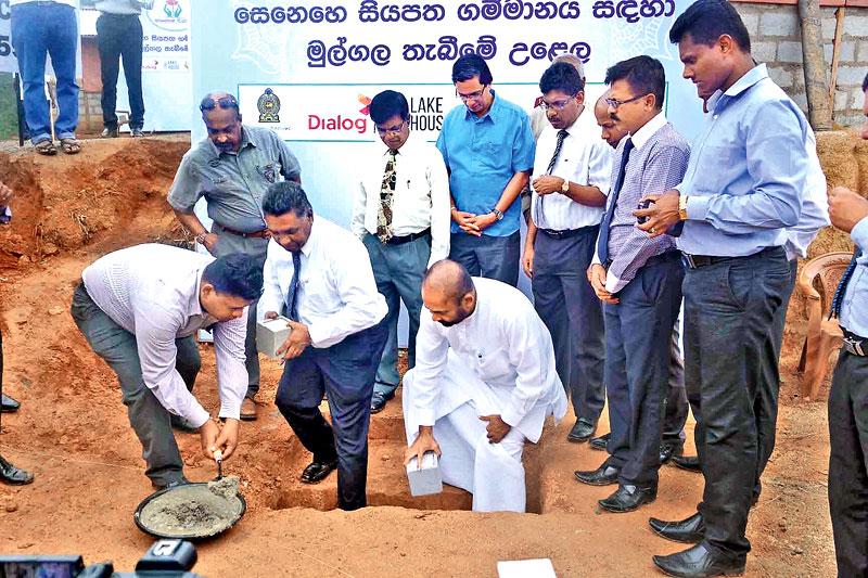 The foundation laying ceremony to launch the construction work of ‘Senease Siyapath Village’ for the people displaced due to the landslide in Aranayaka in the Kegalle district was held yesterday at Wasanthagam, Aranayaka. The project is jointly sponsored by the Ministry of Defence, Ministry of Disaster Management, The Associated Newspapers of Ceylon Ltd, Sri Lanka Broadcasting Corporation and Dialog Axiata. Power and Energy Minister Ranjith Siyambalapitiya, Secretary to the Defence Ministry Karunatilaka Het