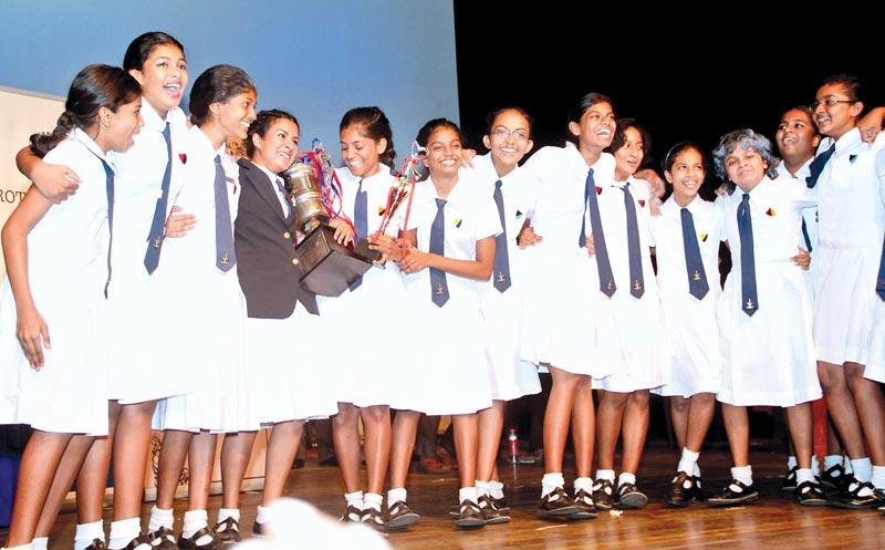 YMCA-Colombo President, Vijith Peiris handing over the trophy to the Visakhians