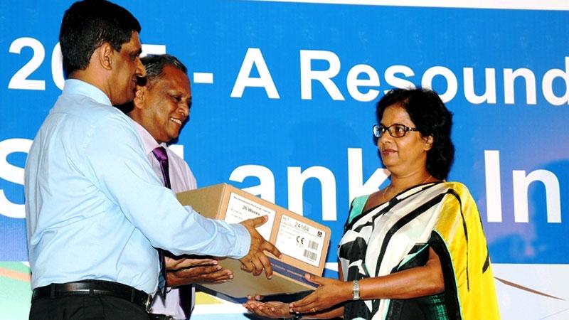 The CPAP machine bought through the Call to Donate campaign in 2015 being handed over to Dr. Damayanthi Pieris, Senior Consultant in Clinical Oncology of the Cancer Hospital and President of Sri Lanka College of Oncologists, by Joint Managing Director of SLIC Keith Bernard (L) and Chairman Hemaka Amarasuriya (C).