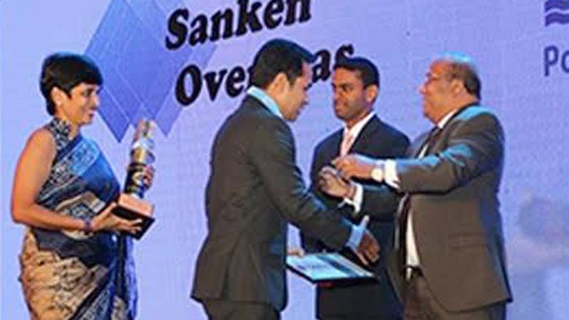 Deputy Managing Director of Hayleys Agriculture Holdings, Jayanthi Dharmasena and General Manager, HJS Condiments Limited, Anusha Rajapakshe receive the Gold Award at the NCE Export Awards ceremony.