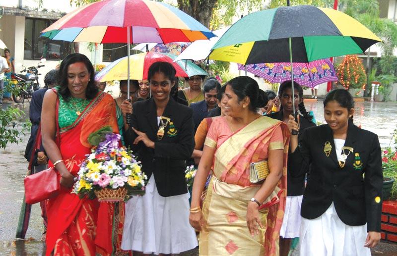 Principal Subhashini Dematagoda receiving the Chief Guest Deshabandu Damayanthi Darsha.