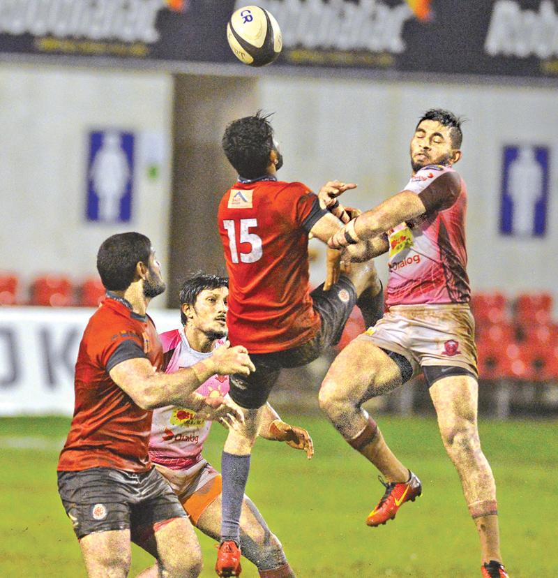 CR&FC full back Reza Mubarak (No.15) and Havelocks SC centre Nishon Perera in a tussle for the high ball while CR’s Omalka Gunaratne and Havies Dulaj Perera look on in the Dialog ‘A’ division rugby match played under lights at Havelock Park yesterday. (Pic Thilak Perera)