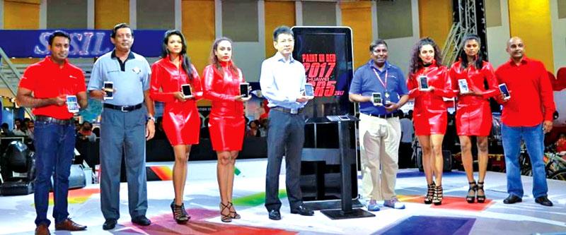 From left: Brand Manager for Huawei from Singer Sri Lanka PLC Sahan Perera, Singer Sri Lanka PLC Marketing Director Kumar Samarasinghe, Huawei Sri Lanka CEO Shunli Wang, Singer Sri Lanka PLC Group CEO Asoka Pieris and Huawei Device Sri Lanka General Manager Kalpa Perera introducing the new GR5 2017 to Sri Lanka and the region.