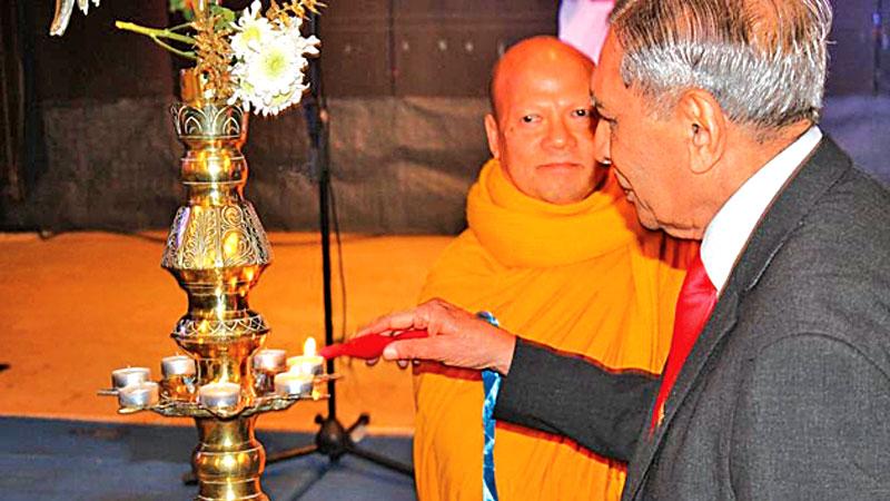 Ambassador Daya Pelpola lights the ceremonial oil lamp at the opening of the event together with Chief Priest of Dharmashoka Viharaya Temple in Nomentana Ven Shakya Nanda Thera.  