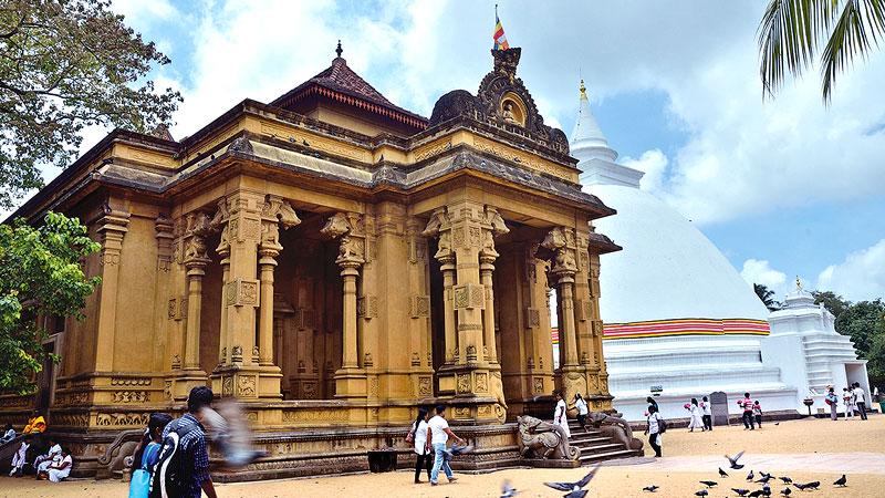 The main temple building of Kelaniya Raja Maha Vihara and the large white Dagoba.
