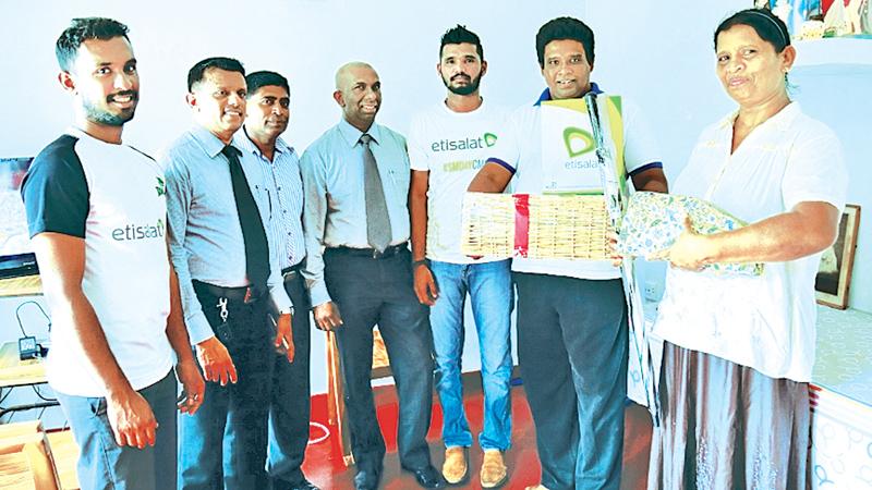 H. D. Ajith Pushpakumara of Negombo with the hamper. From left: Eecutive, Trade Marketing, Isuru Ariyarathna, Regional Business Head, Athula Abeyrathna, Etisalat Partner (Dealer), Dilan Perera, Manager, Regional Sales, Rohitha Warnakulasooriya and Senior Executive, Trade Marketing Toshan Ranasinghe look on.