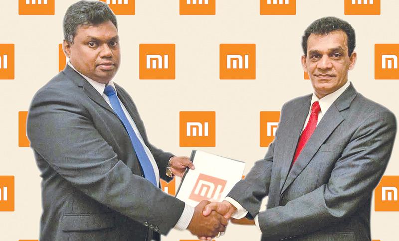 CEO, Boswin Lanka, Prasad Vidanalage (left) exchanging the agreements with Director, Cellcity, Lanka Upul Fernando.
