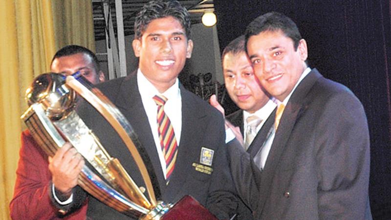 Flashback: Umesh Karunaratne of Thurstan College, Colombo, Observer Mobitel School Boy Cricketer of the Year 2008 received his award from chief guest Ranjan Madugalle, the first-ever recipient of the prestigious award.