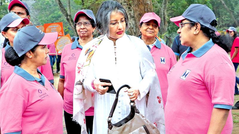 Prof. (Mrs) Maithree Wickremesinghe and Ministers Chandrani Bandara and Thalatha Athukorale leading a women’s walk themed ‘Awakening (Voice) women’ from the Nelum Pokuna premises to the Viharamahadevi Park. 