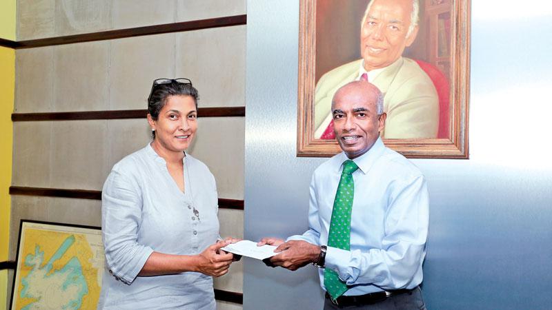 S.R. Gnanam, Managing Director of Tokyo Cement hands over the sponsorship to Shalini Wickramasuriya, Trustee of The Music Project.