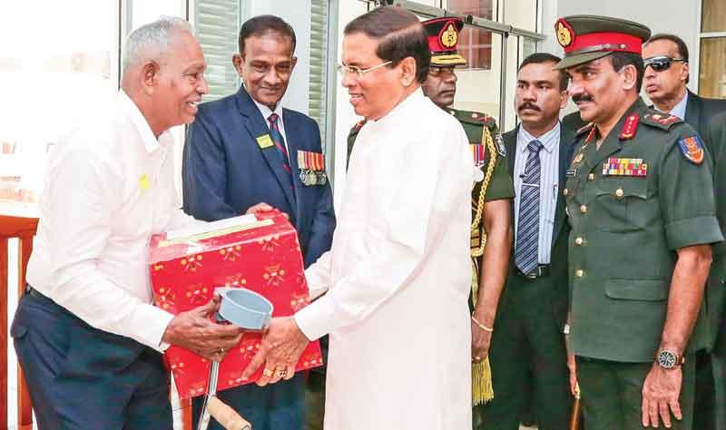 President Maitripala Sirisena who was in Jaffna yesterday, visited Jaffna Security Forces headquarters and addressed the Security Forces personnel. He also presented gifts to ex-military officials who retired from the Army after serving in Jaffna.