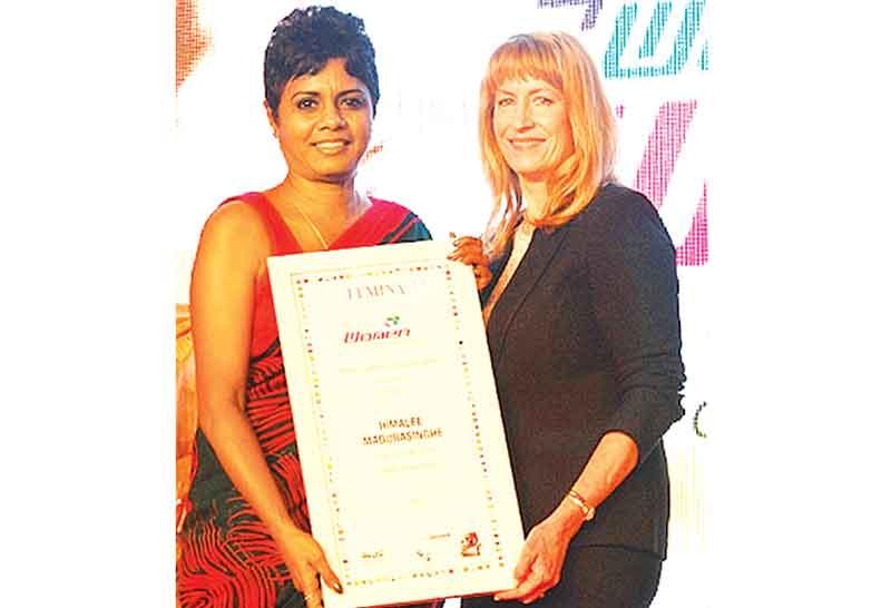 CEO of Kantar LMRB, Himalee Madurasinghe receives the ‘Women Super Achiever’ Award, at the World HRD Congress in Mumbai.    