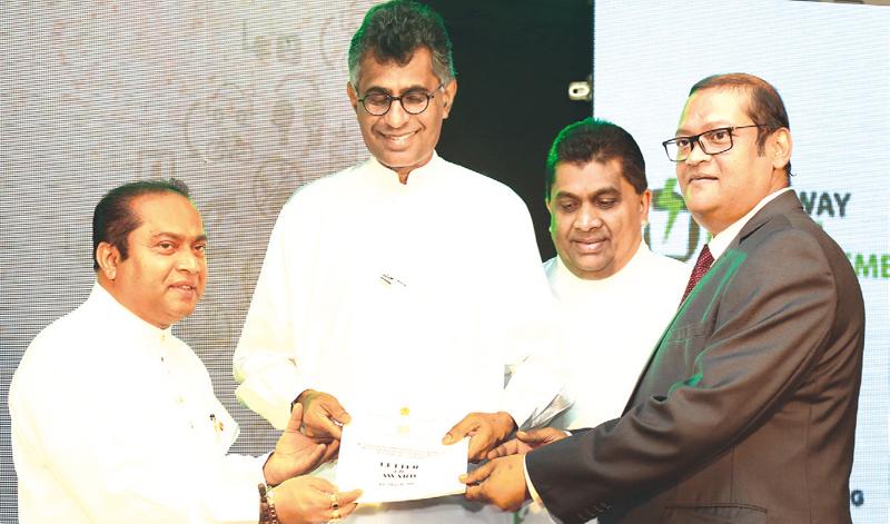 Chief Minister of the Western Province, Isura Devapriya, Minister Champika Ranawaka and Deputy Minister Lasantha Alagiyawanna with Fairway Waste Management official at the signing of the agreement.