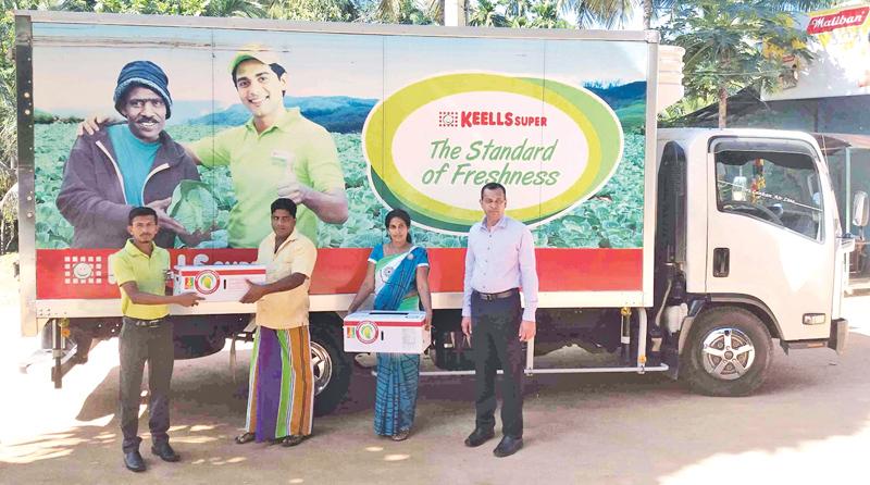 Keells Super receive first consignment of mangoes from Omaragolla farmers.