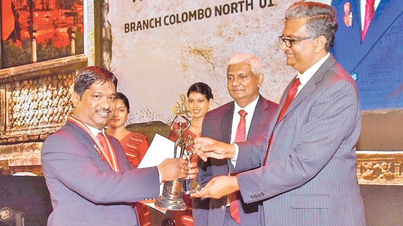 Ceylinco Life’s Best Branch Head (Veteran category) S. Dharshan (left) receives his award from Vice Chancellor of the University of Sri Jayewardenepura Prof. Sampath Amaratunge.  