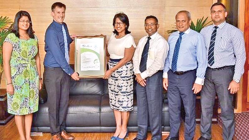 Senior Consultant, SFG, Nik Bollons presents the certification to Chief Executive Officer Renuka Fernando. From left: Associate, Sustainability Solutions, Sachini Jayakody, Head of CSR, Theja Silva, Chief Operating Officer, Thilak Piyadigama, Senior Manager, Infrastructure and Administration, Saman Munasinghe look on.