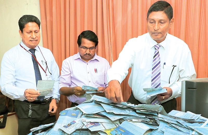 Picking the winning coupons. (From left) Chanaka Liyanage (Manager Channel Publicity, ANCL), A Kunarasa (Editor, Thinakaran) and Subash Karunaratne, DGM Gen, Admin, ANCL) pick the winners at the end of the 7th week draw.Pic. Saman Sri Vedage 
