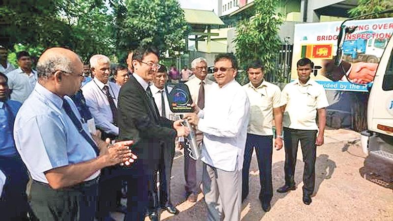 Chief Representative of JICA Sri Lanka Office Fusato Tanaka, hands over the keys to the Minister of Higher Education and Highways Lakshman Kiriella.