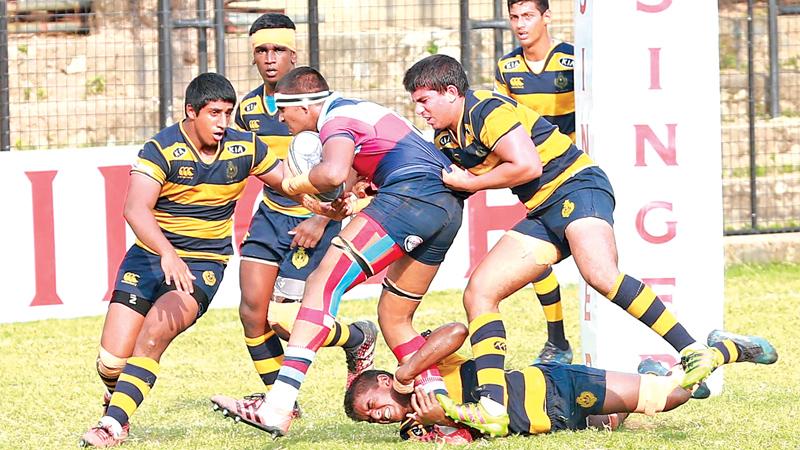 (Pic Chinthaka Kumarasinghe) St.Anthony’s College number eight Mohommed Shabeer (Ball in hand) making a break 