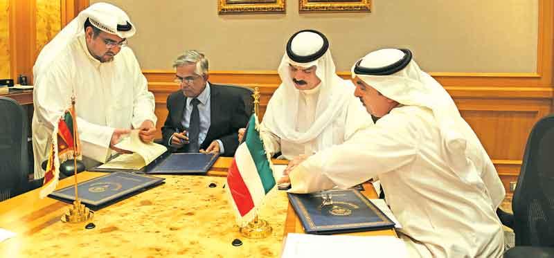 Deputy Director General,  Kuwait Fund for Arab Economic Development, Hamad AL-Omar, and Secretary, Ministry of Finance, Dr. R.H.S.  Samaratunga sign the agreement.  