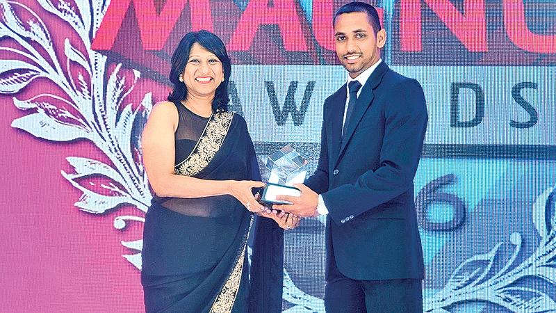 An Employee of the Year receives the award from CEO of Nations Trust Bank, Renuka Fernando.