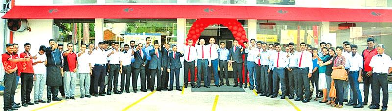 Staff of the new Nugegoda branch with the management of Chinese Dragon Café