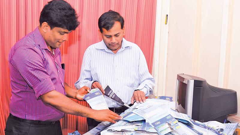 Pramod de Silva (Consultant Editor, Sunday Observer) and Chaminda Perera (News Editor , Daily News) picking the lucky reader’s coupon at the 13th week’s count. Three cornered tussle for top spot. Pic. Chaminda Niroshan