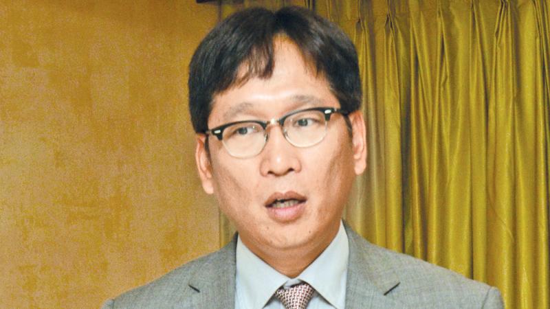 India-Korea SW Cooperation Centre Executive Director Kyung Hwan Lee addresses the media. Pic: Wimal Karunatilleke