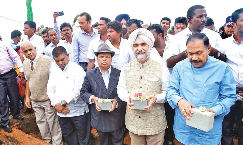 High Commissioner of India, Taranjit Singh Sandhu, Minister for Hill Country New Villages, Infrastructure and Community Development, Palani Digambaram and State Minister for Education, V. S. Radhakrishnan laying the foundation stones.